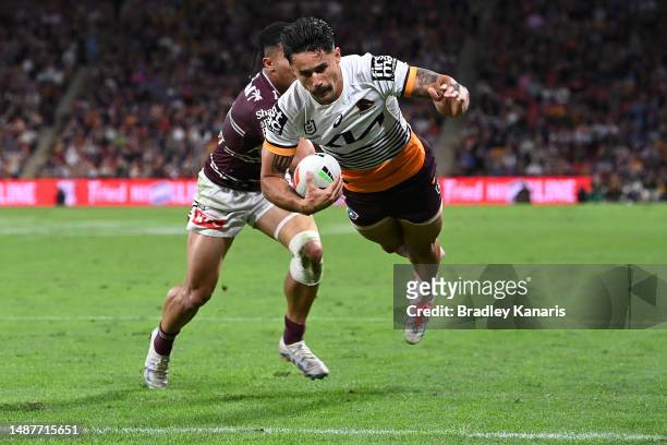 Jesse Arthars of the Broncos scores a try during the round 10 NRL match between Manly Sea Eagles and Brisbane Broncos at Suncorp Stadium on May 05,...