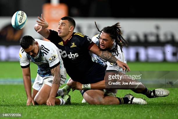 Thomas Umaga-Jensen of the Highlanders offloads the ball during the round 11 Super Rugby Pacific match between Highlanders and Chiefs at Forsyth Barr...