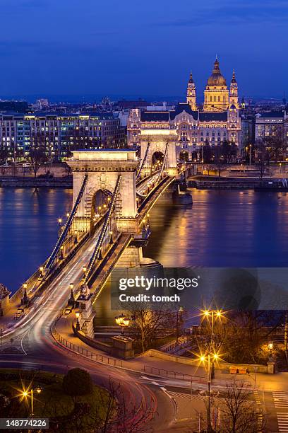 chain bridge in budapest, hungary - kettingbrug hangbrug stockfoto's en -beelden