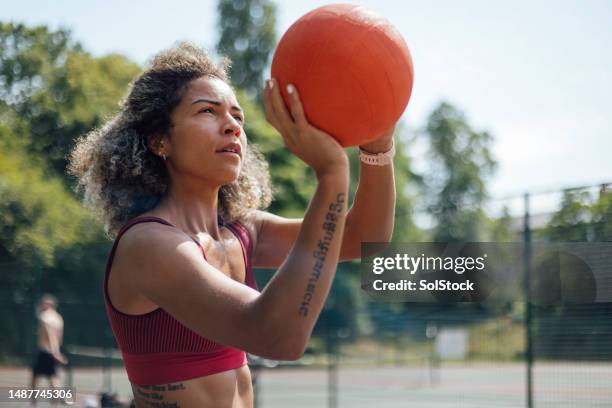 rise to the challenge - shooting baskets 個照片及圖片檔