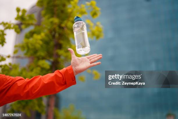 transparent plastic bottle with water in the air - arremessar imagens e fotografias de stock