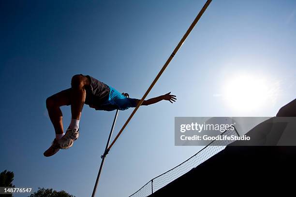 salto de altura - salto con pértiga fotografías e imágenes de stock