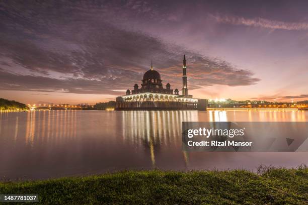 sunrise putrajaya mosque - putrajaya stockfoto's en -beelden