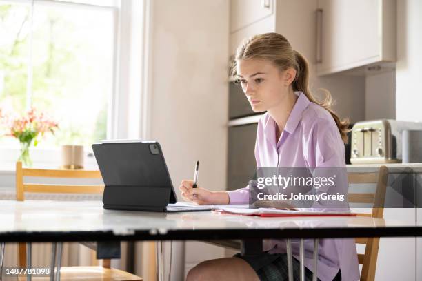 mujer blanca caucásica de 15 años en casa estudiando para los exámenes - 15 year old blonde girl fotografías e imágenes de stock