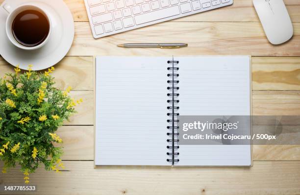 wood background with notebook and coffee and seo object tools on copy space,romania - open romania imagens e fotografias de stock