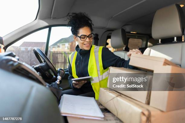 preparación para entregar un paquete en la furgoneta de reparto - furgoneta de reparto fotografías e imágenes de stock