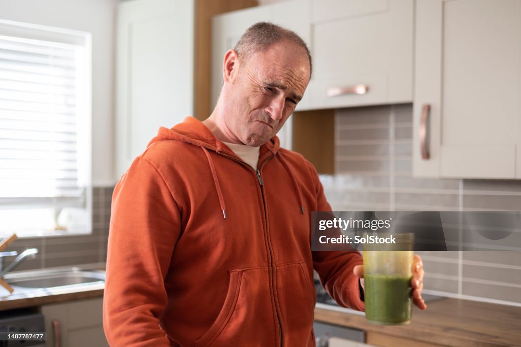 Degustazione di succo di verdura verde sano