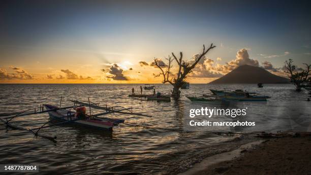 sonnenuntergang auf der insel bunaken mit dem vulkan manado tua. - sulawesi stock-fotos und bilder