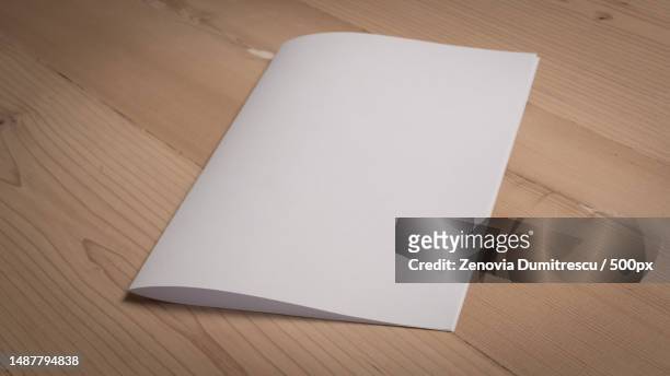 white blank paper notepad on wooden table,romania - mockup magazine fotografías e imágenes de stock
