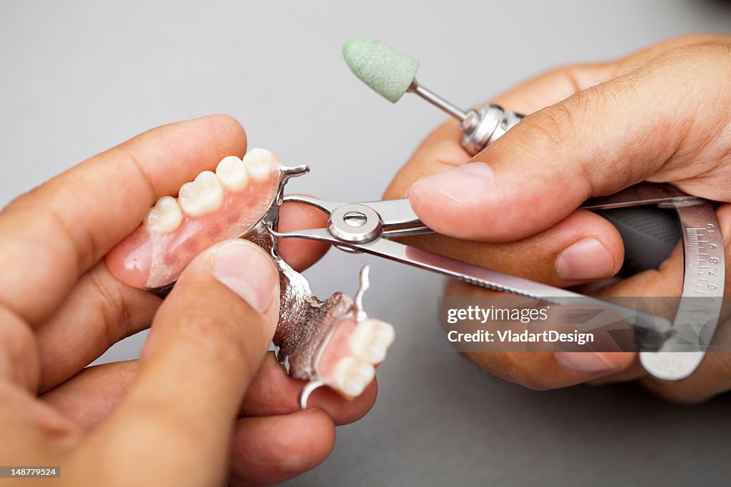 Dental Techniker messen Zahnersatz