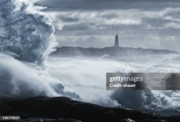 hohe welle - nor'easter stock-fotos und bilder