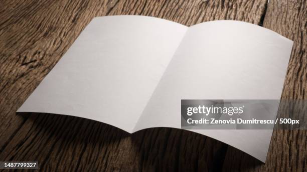 white blank paper notepad on wooden table,romania - magazine mockup stock-fotos und bilder