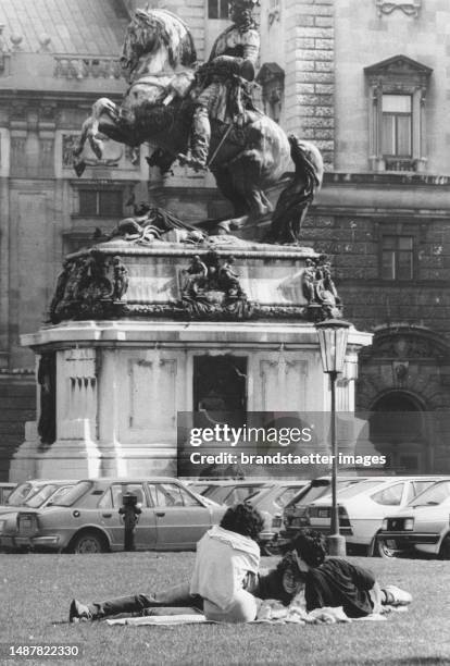 Tourists sit on Heroes'Square. Vienna 1. 1985.