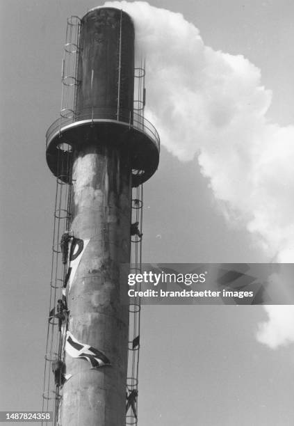 Five people from the environmental protection group 'Global 2000 'at the 110 meter high chimney of the Flötzersteig incineration plant. Vienna 16. 29...