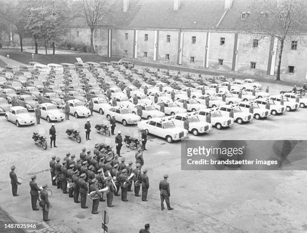 Handover of 120 new police cars for Gendarmerie by State Secretary Johann Haider in the barracks in Vienna-Rennweg. 28 April 1967.