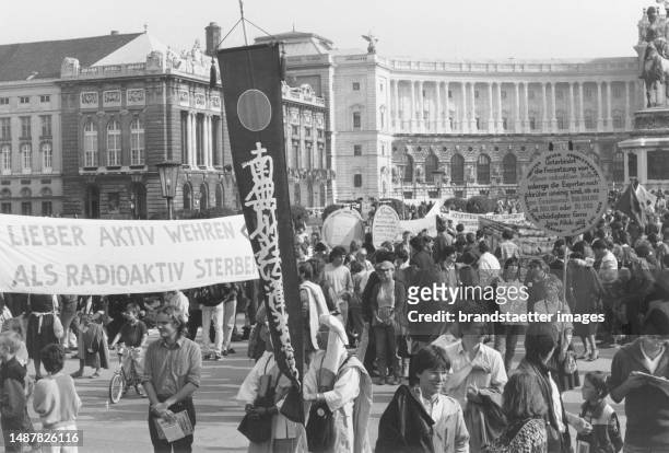 Demonstration at Vienna's Heldenplatz against energy from nuclear power the day before an IAEA general conference. 28 September 1986.