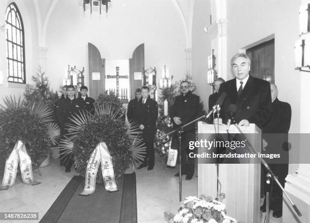 Burial of Ernst Happel at Hernals cemetery. With ÖFB President Beppo Mauhart . Vienna 17. 26 November 1992.