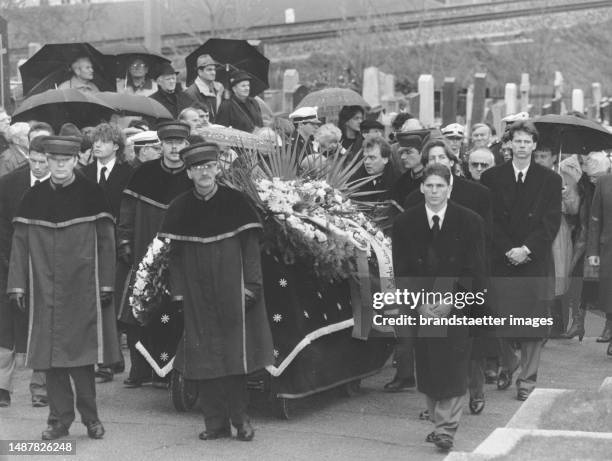 Burial of Ernst Happel at Hernals cemetery. With players of the Austrian national football team. Vienna 17. 26 November 1992.