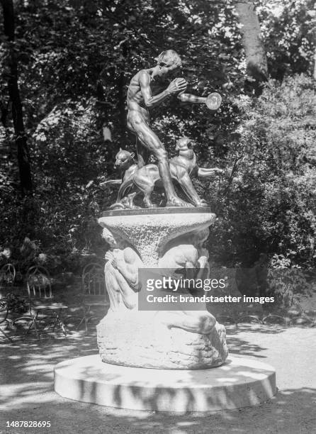 Scherzo group in Arenberg Park. Vienna 3, circa 1930. Photograph by Richard Werian.