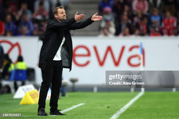 Mainz 05 head coach, Bo Svensson gives his players instructions from the sidelines during the Bundesliga match between 1. FSV Mainz 05 and FC Schalke...