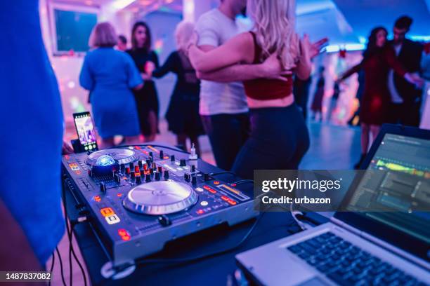 dj tocando música en una fiesta en el interior - bailando salsa fotografías e imágenes de stock