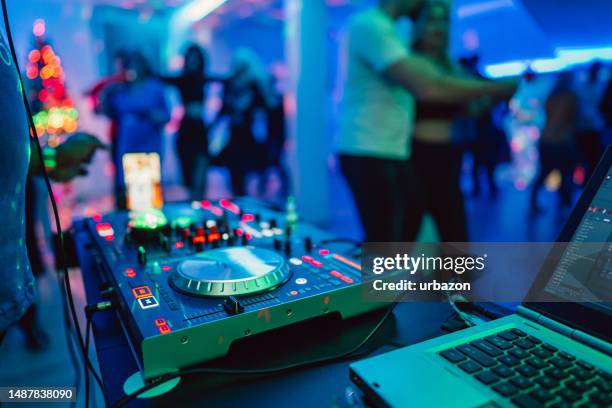 console dj lors d’une fête à l’intérieur - musique latino américaine photos et images de collection