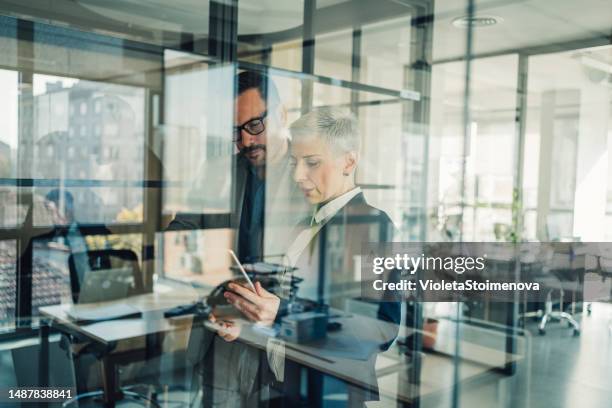 gens d'affaires dans le bureau. - business talk petite phrase photos et images de collection