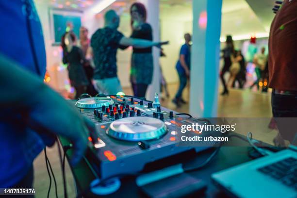 dj tocando música en una fiesta en el interior - dj de club fotografías e imágenes de stock