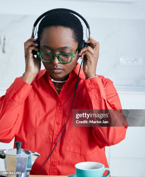 beautiful black girl with headphones, enjoying music from the smart phone - mp3 juices stock pictures, royalty-free photos & images