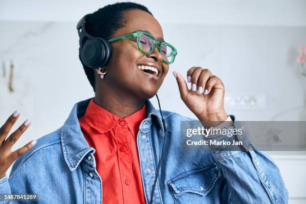 hermosa chica negra con auriculares, disfrutando de la música del teléfono inteligente - mp3 juices fotografías e imágenes de stock