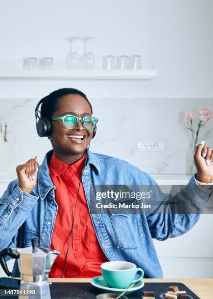 hermosa joven con auriculares, disfrutando de la música del teléfono inteligente - mp3 juices fotografías e imágenes de stock