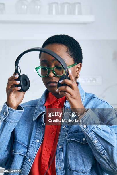 hermosa chica negra con auriculares, disfrutando de la música del teléfono inteligente - mp3 juices fotografías e imágenes de stock