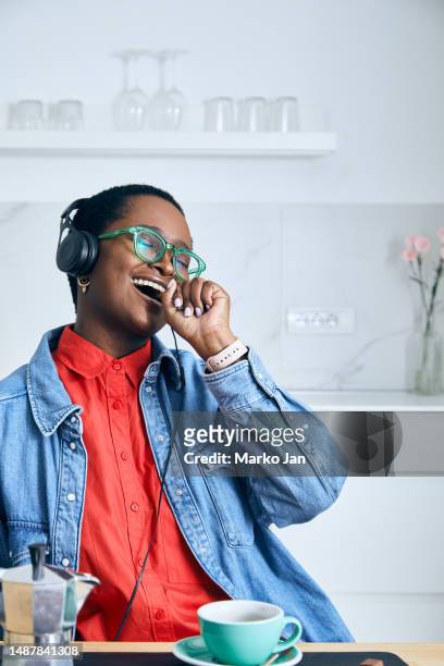 una chica con auriculares, disfrutando de la música del teléfono inteligente - mp3 juices fotografías e imágenes de stock