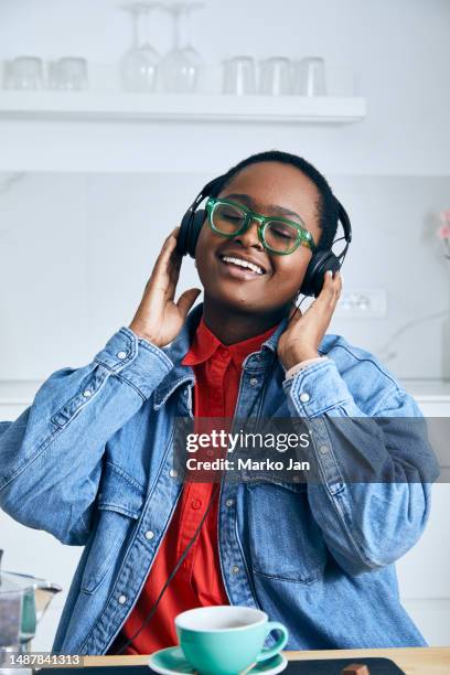 una chica con auriculares, disfrutando de la música del teléfono inteligente - mp3 juices fotografías e imágenes de stock