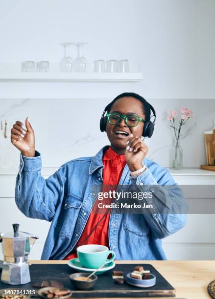 chica disfrutando de la música desde el teléfono inteligente - mp3 juices fotografías e imágenes de stock