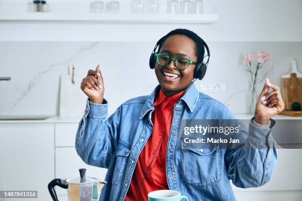 una chica con auriculares, disfrutando de la música del teléfono inteligente - mp3 juices fotografías e imágenes de stock