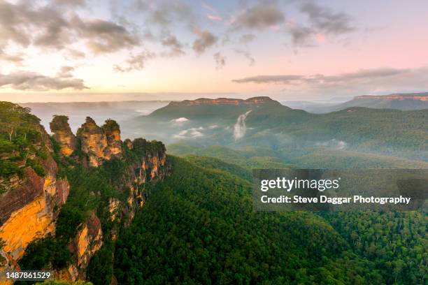echo point misty sunrise - three sisters blue mountains stock pictures, royalty-free photos & images