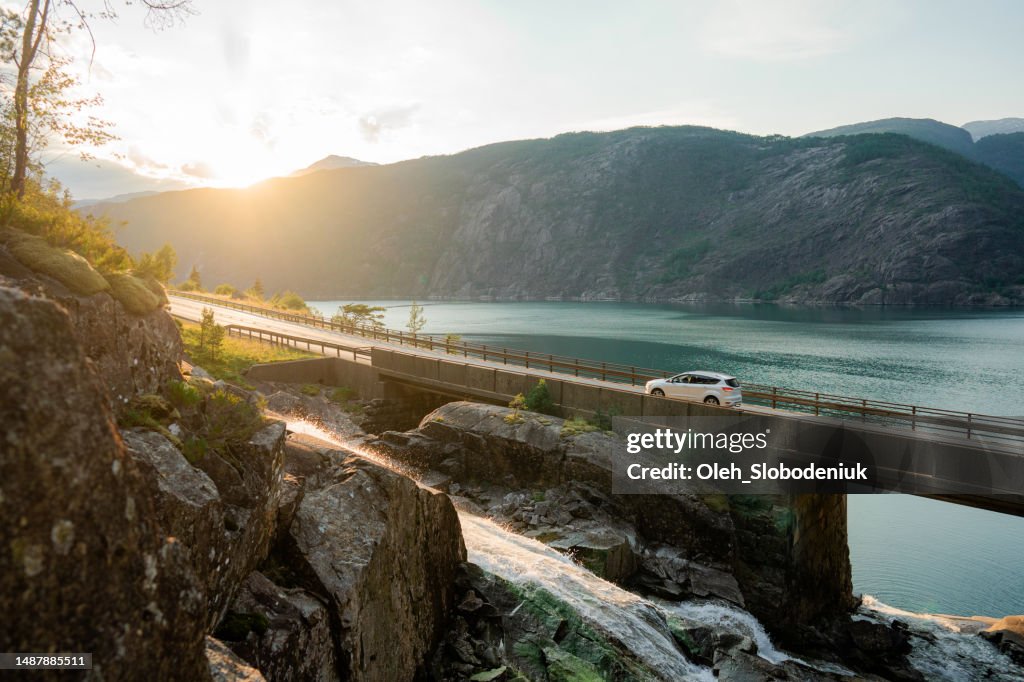 Coche en el puente sobre el río en Noruega