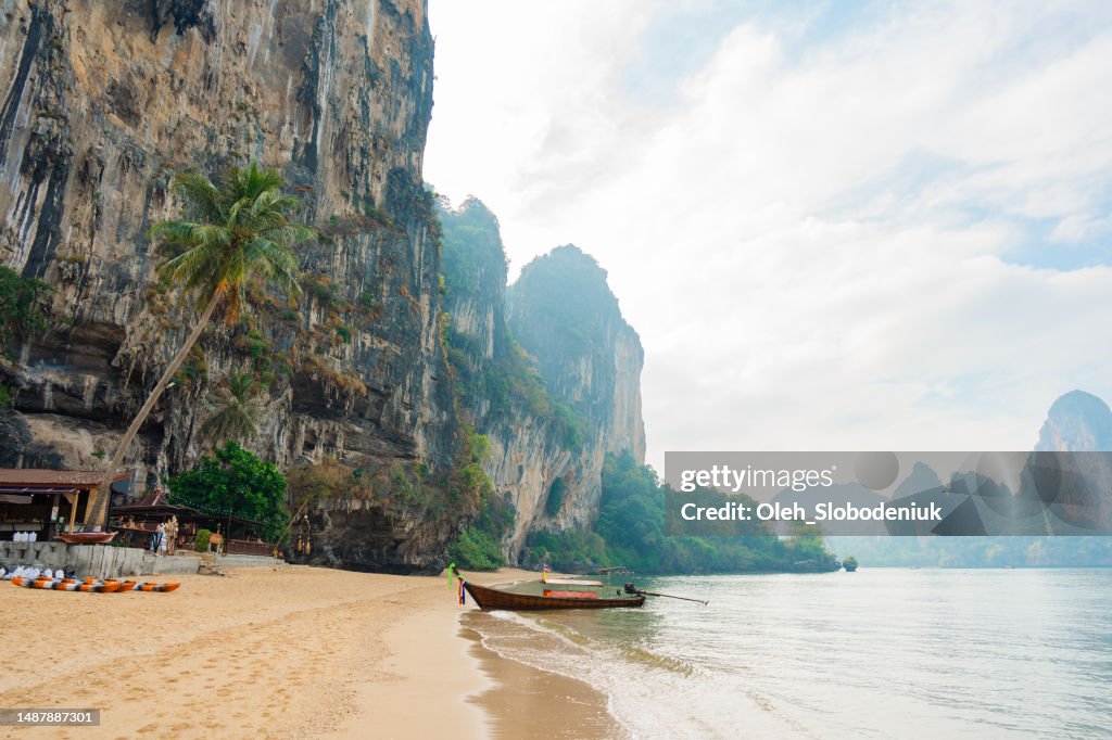 Barche taxi tailandesi sulla spiaggia di Railey
