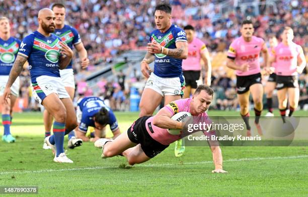 Dylan Edwards of the Panthers scores a try during the round 10 NRL match between the New Zealand Warriors and Penrith Panthers at Suncorp Stadium on...