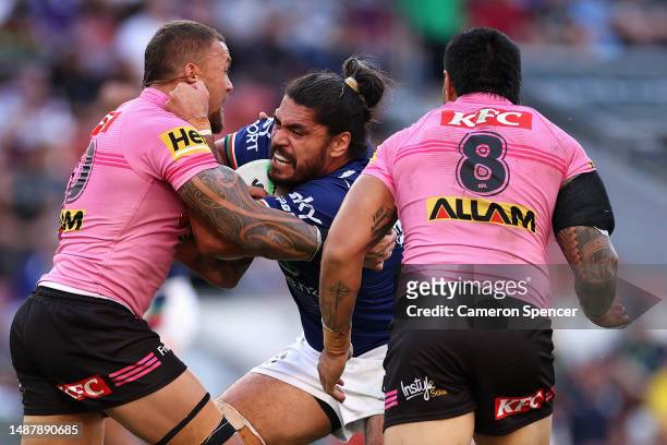 Tohu Harris of the Warriors is tackled during the round 10 NRL match between the New Zealand Warriors and Penrith Panthers at Suncorp Stadium on May...
