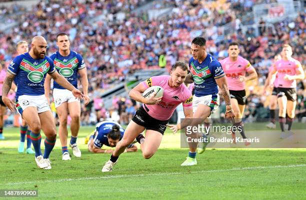 Dylan Edwards of the Panthers scores a try during the round 10 NRL match between the New Zealand Warriors and Penrith Panthers at Suncorp Stadium on...