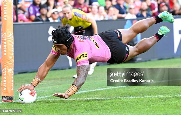 Brian To'o of the Panthers scores a try during the round 10 NRL match between the New Zealand Warriors and Penrith Panthers at Suncorp Stadium on May...