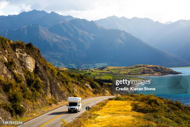 campervan on road by lake hawea - ilha do sul da nova zelândia imagens e fotografias de stock