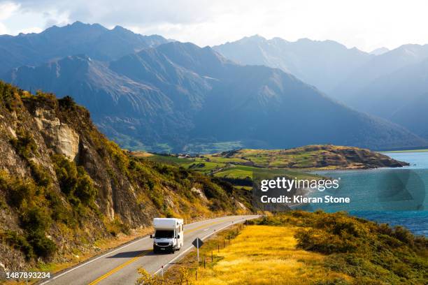 campervan on road by lake hawea - lago wanaka - fotografias e filmes do acervo