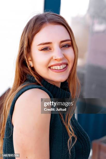 portrait of carefree and smiling young woman, with brackets - bracket household fixture stock-fotos und bilder