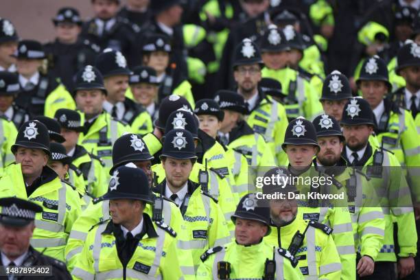 General view of Metropolitan Police officers arriving on The Mall ahead of the Coronation of King Charles III and Queen Camilla on May 06, 2023 in...