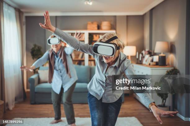 deux femmes âgées s’amusent ensemble et profitent d’une expérience de réalité virtuelle - faire du théâtre photos et images de collection