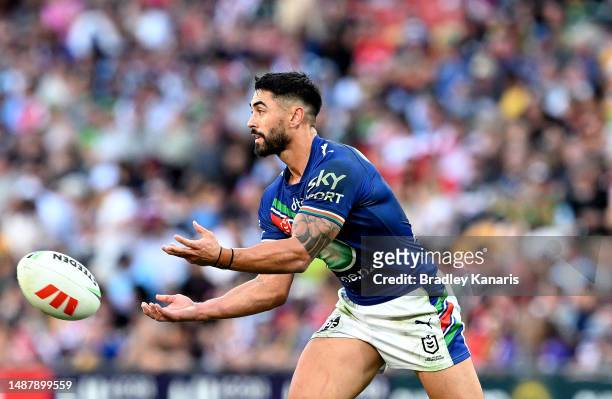Shaun Johnson of the Warriors passes the ball during the round 10 NRL match between the New Zealand Warriors and Penrith Panthers at Suncorp Stadium...