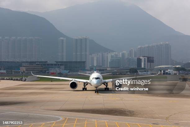 cathay pacific airbus a350 flugzeuge in hongkong - airbus a350 stock-fotos und bilder